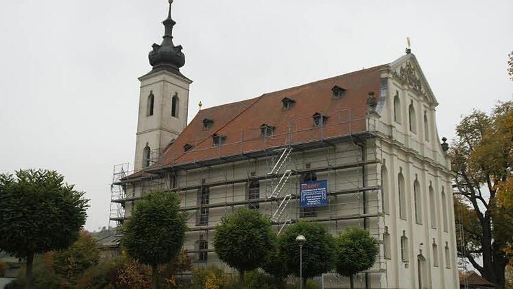 Die Sturmschäden am Dach der Wallfahrtskirche Maria Limbach werden derzeit behoben. Im nächsten Jahr wird der denkmalgeschützte Dachstuhl saniert.