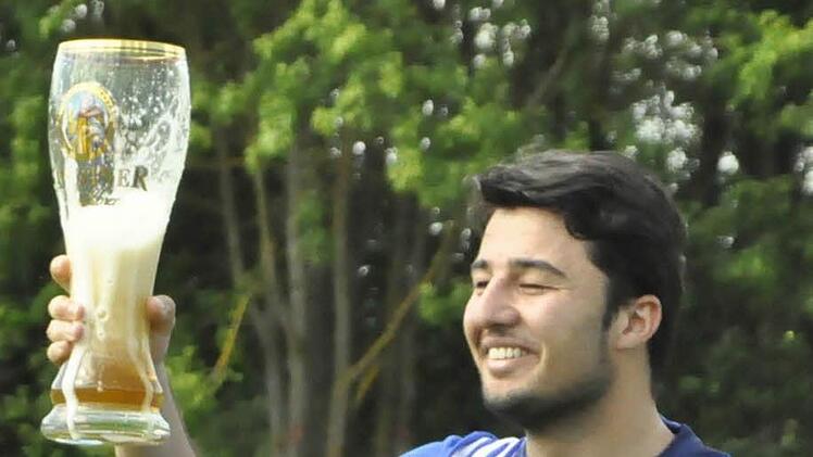 Große Gläser für die Champions.  Foto: san