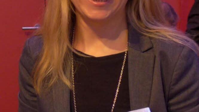 Verena Bäuerlein, Pressesprecherin von Franken-Tourismus, stellt am Messestand in Berlin die Region Franken, darunter auch die Haßberge, vor.