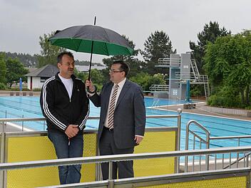 Als "Schirmherr" trifft Hallstadts neuer Bürgermeister Thomas Söder (r.) den neuen Freibadchef Detlef Friedrich im Jubiläumsbad. Fotos: Ronald Rinklef