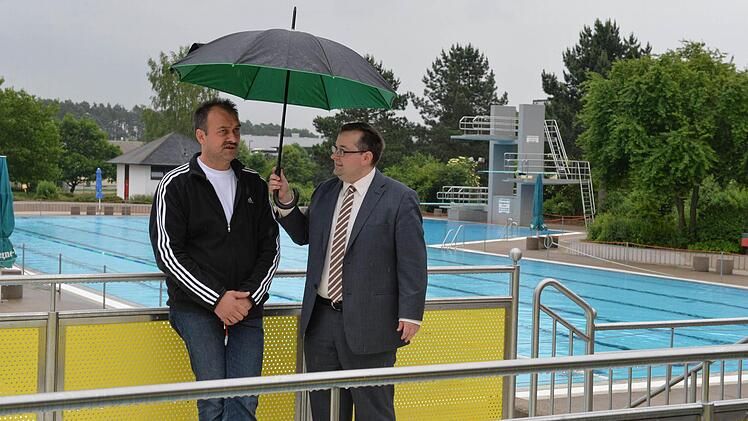 Als "Schirmherr" trifft Hallstadts neuer Bürgermeister Thomas Söder (r.) den neuen Freibadchef Detlef Friedrich im Jubiläumsbad. Fotos: Ronald Rinklef