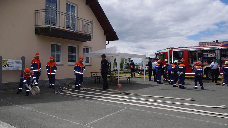 Das Auswerfen eines gerollten Schlauches innerhalb eines seitlich begrenzten Feldes stand für die Mitglieder der Jugendfeuerwehr Rothenkirchen an dieser Station an. Foto: Heike Schülein
