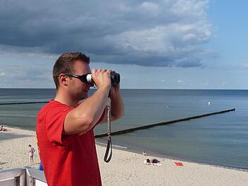 Philipp Müller gehört zu der Gruppe aus Kronach. Hier beobachtet er das Geschehen am Strand. Foto: privat