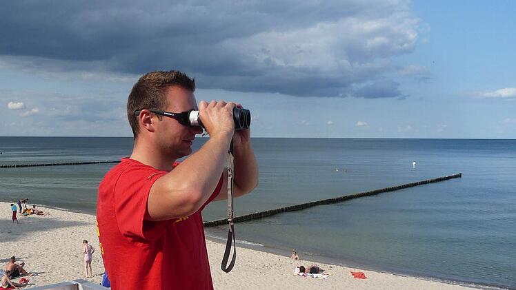 Philipp Müller gehört zu der Gruppe aus Kronach. Hier beobachtet er das Geschehen am Strand. Foto: privat