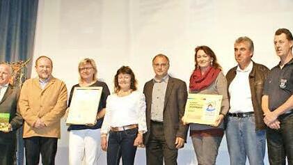 Stolz nahm der Kirchlauterer Bürgermeister Karl-Heinz Kandler (Vierter von links) die Bronzemedaille aus den Händen des Regierungspräsidenten Paul Beinhofer (Dritter von links) entgegen.