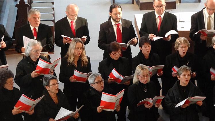 Ein ökumenisches Konstrukt: Der Laurentius Chor und der Chor Cantabile haben gemeinschaftlich ein Oratorium über die Passion Jesu gesungen. Foto: Eckert