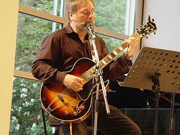 Csaba Beke war Musiker und Moderator des Abends. Foto: Brigitta Wolf-Kempe