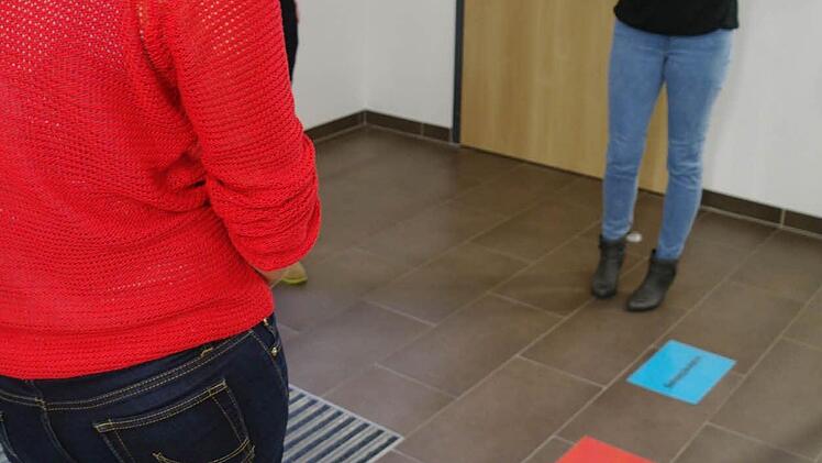 Manuela Slany übt Schritt für Schritt den Weg zur gewaltfreien Kommunikation: Wahrnehmung, Benennung von Gefühl und Bedürfnis sowie einer Bitte helfen in der Verbindung Pflegekraft - Patient. Foto: Stephanie Elm