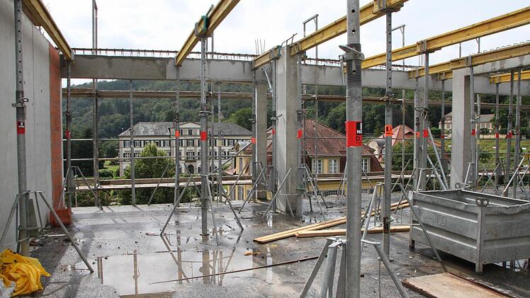 Die Baustelle im Schlosspark des Staatsbads Bad Brückenau schreitet voran. Foto: Ulrike Müller