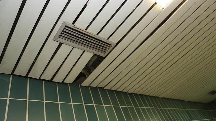 Auch an der Decke ist Handlungsbedarf ersichtlich.Foto: Barbara Herbst