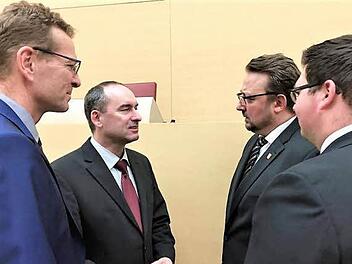 Die Vertreter des Vorstands des Bad Kissinger Ortsvereins (von rechts) Johannes Müller und Andreas Kaiser hatten die Möglichkeit zu einem Infogespräch mit dem Landes- und Bundesvorsitzenden Hubert Aiwanger. Auch der für den Wahlkreis Bad Kissingen zuständige Landtagsabgeordnete Günther Felbinger (links) nahm teil. Foto: Sigismund von Dobschütz