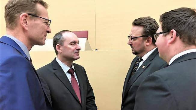 Die Vertreter des Vorstands des Bad Kissinger Ortsvereins (von rechts) Johannes Müller und Andreas Kaiser hatten die Möglichkeit zu einem Infogespräch mit dem Landes- und Bundesvorsitzenden Hubert Aiwanger. Auch der für den Wahlkreis Bad Kissingen zuständige Landtagsabgeordnete Günther Felbinger (links) nahm teil. Foto: Sigismund von Dobschütz