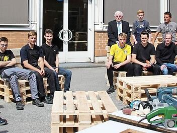 Die Loungemöbel sind fast fertig. Viele helfende Hände haben heuer zum Gelingen des Open Air-Projekts beigetragen. Foto: Christiane Lehmann