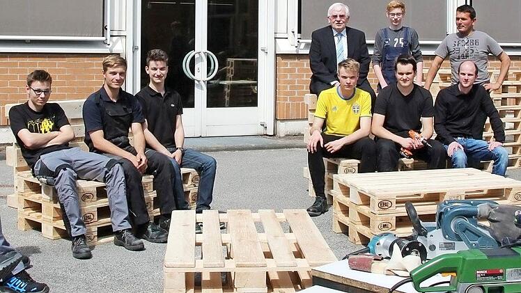 Die Loungemöbel sind fast fertig. Viele helfende Hände haben heuer zum Gelingen des Open Air-Projekts beigetragen. Foto: Christiane Lehmann