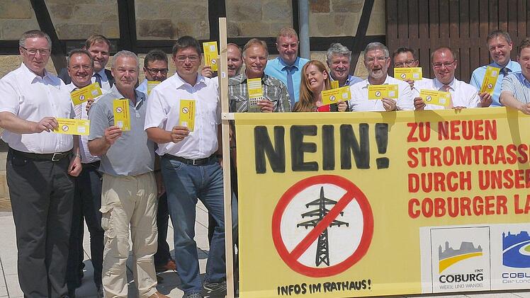 Gelbe Karten, die im Fußballsport eher rote Karten wären: Alle Bürgermeister des Coburger Landes hoffen im Kampf gegen eine weitere Stromleitunge auf die Unterstützung der Bevölkerung. Deshalb werden sie jedem Haushalt einen Flyer zukommen lassen. Foto: Berthold Köhler