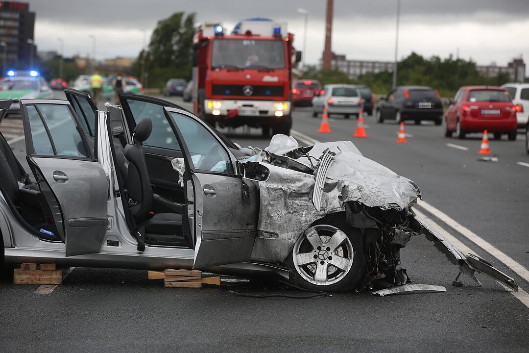 Traurige Bilanz eines Verkehrsunfalls: Eine Tote und drei Schwerverletzte - Mercedes rammt frontal in Beifahrerseite von Opel