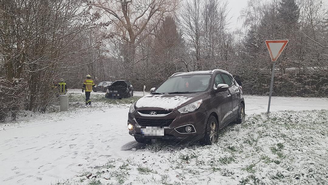 Drei Fahrzeuge waren in Bayreuth auf schneeglatter Fahrbahn in einen Unfall verwickelt.