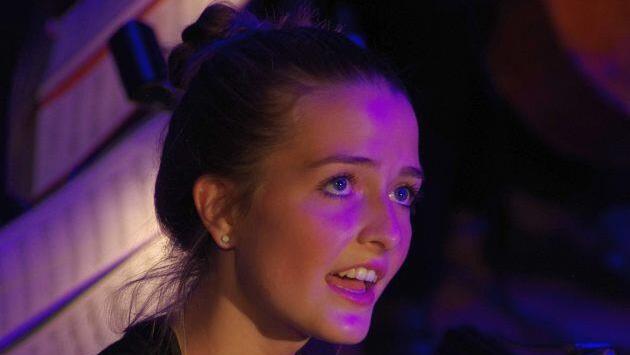 Milena Greubel übersetzte die Texte in Gebärdensprache. Foto: Klaus Werner