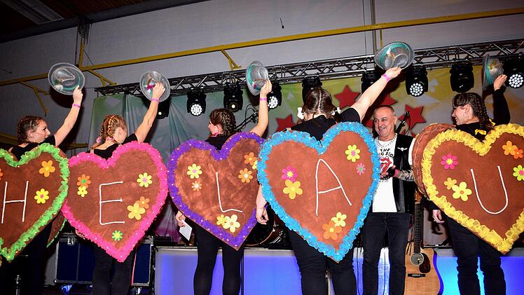 Viel Herz bewiesen diese Ballbesucher und wurden daf&uuml;r mit dem 1. Preis beim Maskenpr&auml;mierung des Balls der Vereine in Altenkunstadt ausgezeichnet. Fotos: Dieter Radziej