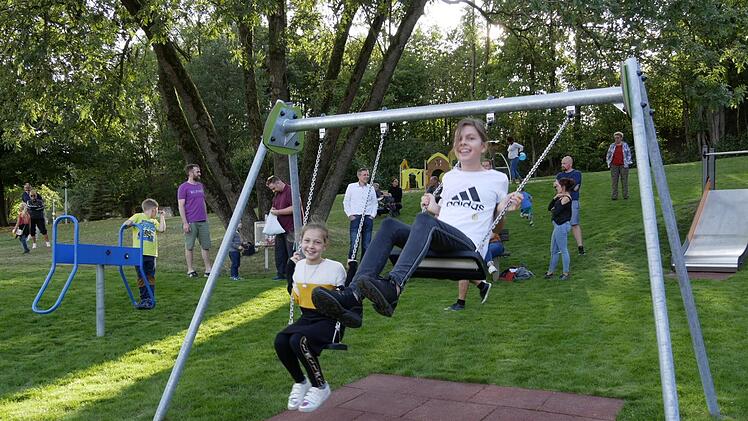Schaukeln lieben kleine und große Spielplatzbesucher. Foto: Manja von Nida