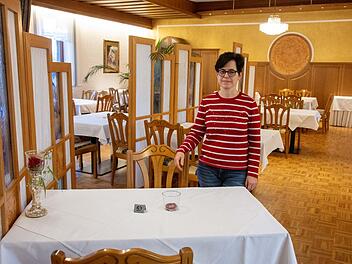 Trennwände zwischen leeren Tischen: Cornelia Zenk vom Landgasthof Karolinenhöhe empfindet es als schockierend, dass sämtliche Gastronomiebetriebe erneut schließen müssen. Fotos: Klaus Gagel