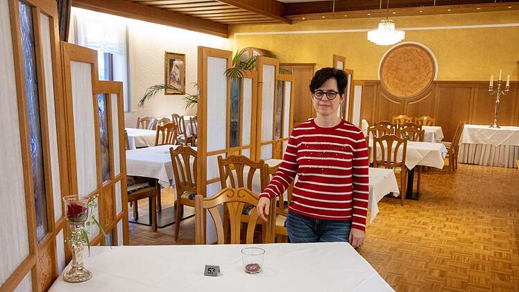 Trennwände zwischen leeren Tischen: Cornelia Zenk vom Landgasthof Karolinenhöhe empfindet es als schockierend, dass sämtliche Gastronomiebetriebe erneut schließen müssen. Fotos: Klaus Gagel