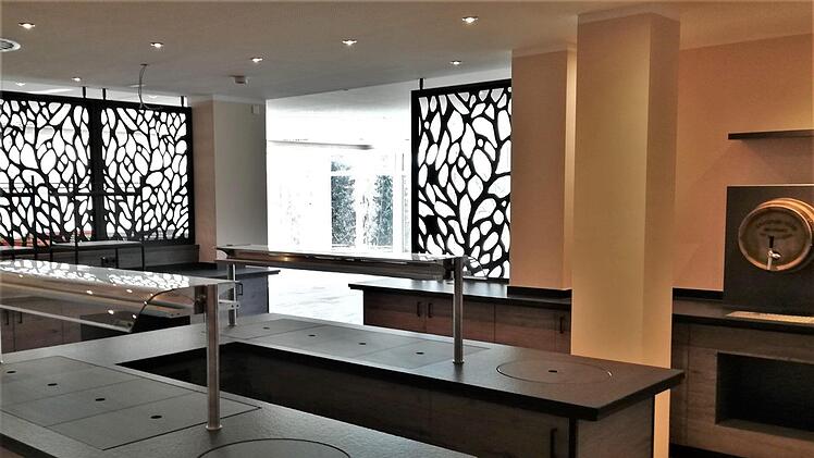 Die neuen Tresen und Anrichten stehen schon: Blick ins neue Restaurant (190 Plätze).