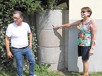 Irmgard Sedzik zeigt Bürgermeister Fischkal , wie hoch in Weppersdorf das Wasser stand. Es wurde extra eine Markierung gesetzt.