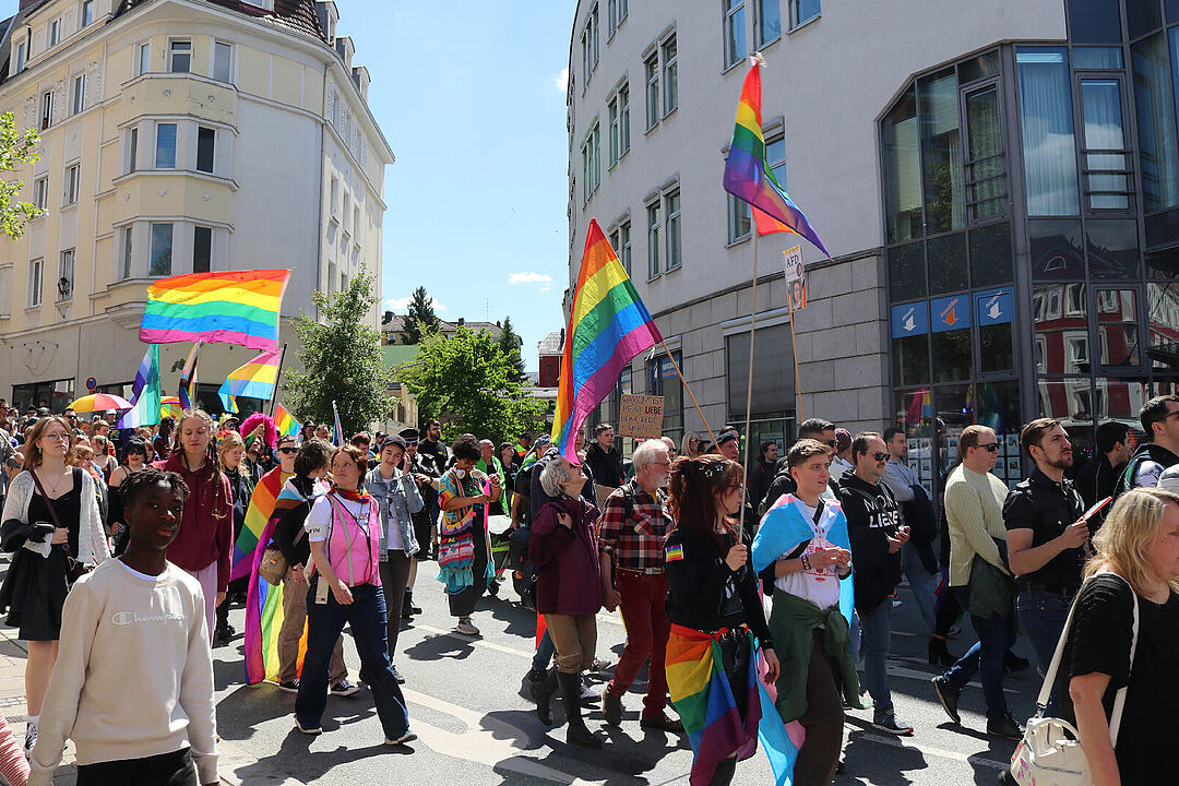 Mit über 1000 Besuchern ist der Hofer Christopher Street Day 2025 ein voller Erfolg gewesen. Das sind unsere Highlights gewesen.