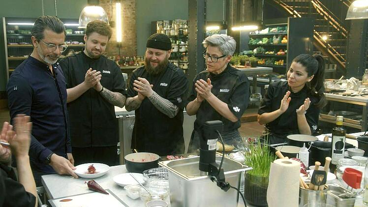 Andreas Caminada (links) begeistert die Kandidaten mit seinen Kochkünsten.