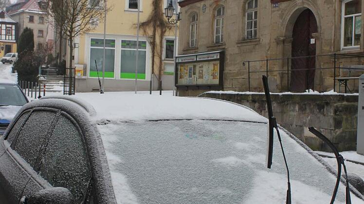 Der Autofahrer in der Oberen Stadt hatte das Eiskratzen noch vor sich.  Foto: Vanessa Schneider