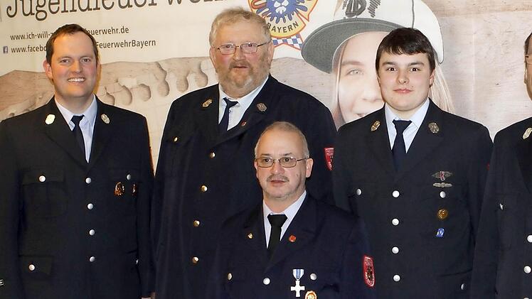 Ehrungen bei der Brückenauer Wehr (von links): Kommandant Michael Krug, Horst Limpert, Otto Statt, Florian Übelacker und Rainer Nelkenstock. Alle anderen Geehrten waren krankheitsbedingt entschuldigt.
