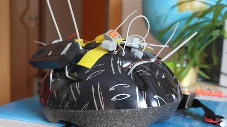 Kabelbinder und Klebeband halten die Technik am Helm.