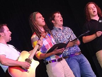 Gelungene Premiere für den Männergesangsverein des Gymnasiums am Donnerstagabend (von links) Philipp Arnold (Schulleiter der Mittelschule), Simon Arnold, Laurenz Werb und Manuel Köbrich.