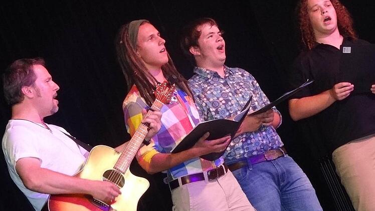 Gelungene Premiere für den Männergesangsverein des Gymnasiums am Donnerstagabend (von links) Philipp Arnold (Schulleiter der Mittelschule), Simon Arnold, Laurenz Werb und Manuel Köbrich.