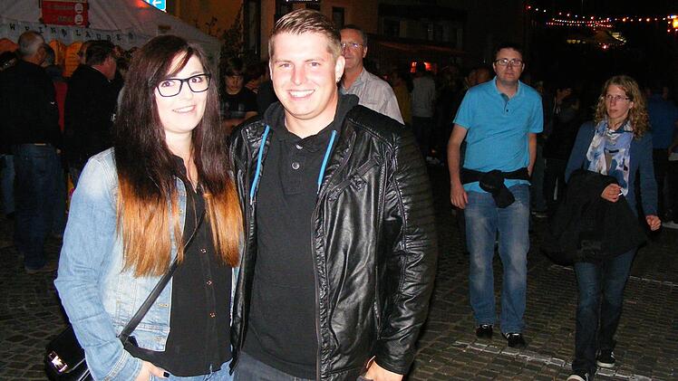 Wie Tausende andere auch, schlenderten Manuela Groß und Marcus Dangel am Samstagabend durch die Höchstadter Innenstadt.