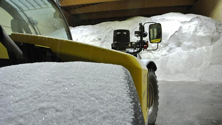 Schnee auf den Schutzblechen des Baggers, in der Halle liegt das weiße Gold. 2700 Tonnen Salz reichen. Täglich braucht die Straßenmeisterei Zeil etwa 200 Tonnen, wenn das Wetter so ist wie am Samstag.