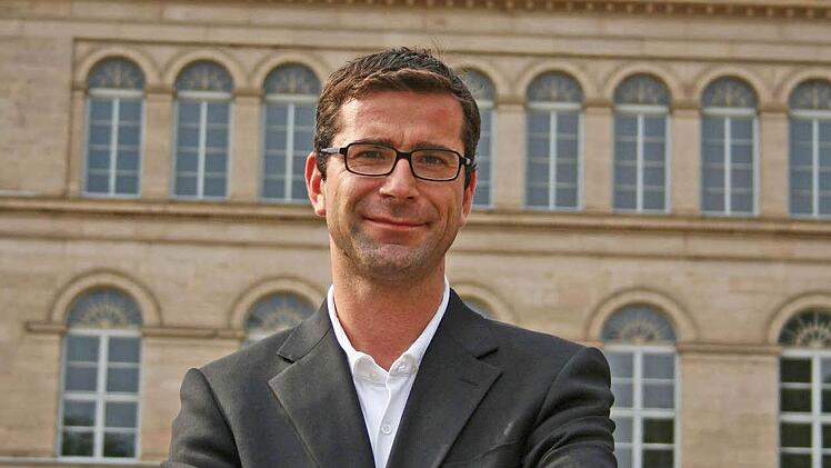 Coburgs Intendant Bodo Busse vor dem sanierungsbedürftigen Landestheater.Foto: Archiv/Jochen Berger