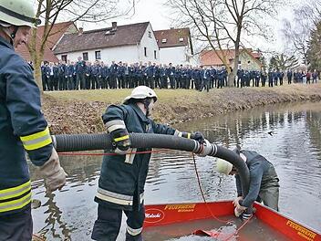 Auch die mobile Saugstelle für flache Gewässer wurde beim Kreisfeuerwehrtag in Saal an der Saale vorgestellt.  Foto: Hanns Friedrich