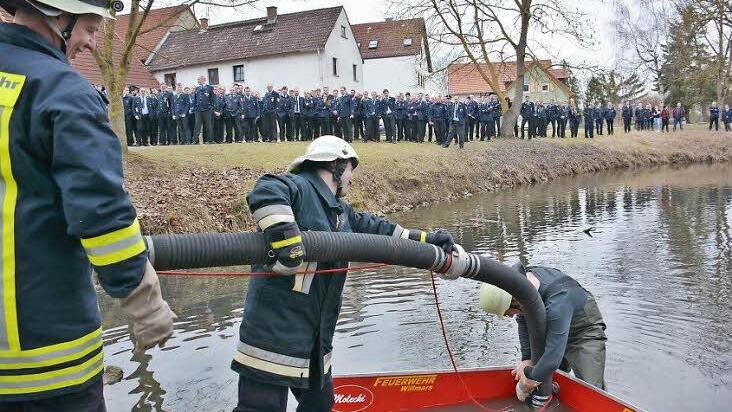 Auch die mobile Saugstelle für flache Gewässer wurde beim Kreisfeuerwehrtag in Saal an der Saale vorgestellt.  Foto: Hanns Friedrich