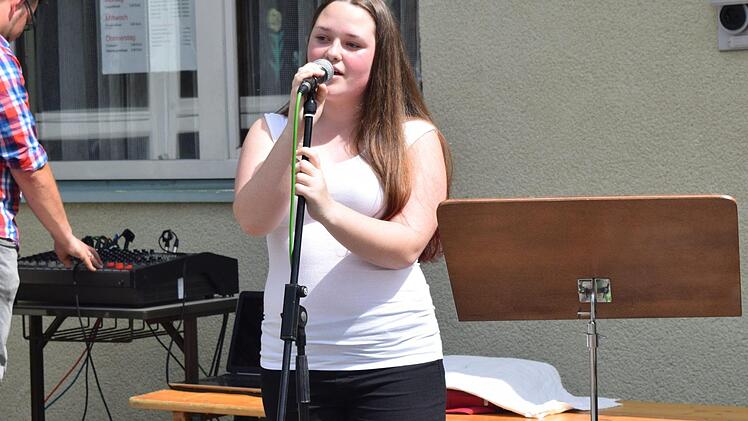 Michelle Zeidler aus der 9M1 sang auf dem Schulfest eines ihrer Lieblingslieder. Foto: Daniela Pondelicek