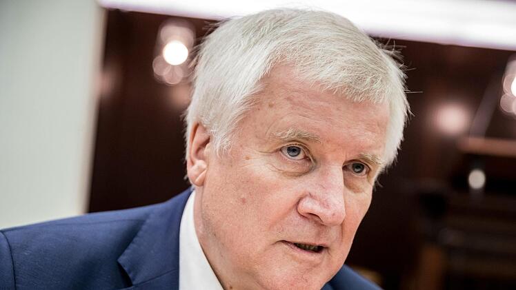 Eine Frage beschäftigt die Basis der CSU:  Soll Horst Seehofer gehen? dpa