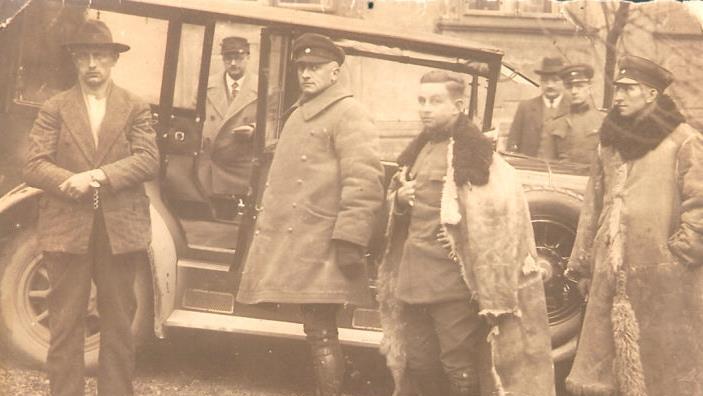 Der festgenommene Raubmörder Johann Hein (links) vor dem Bezirksamt Staffelstein.Archiv