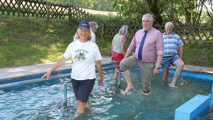 Die  Vorsitzende des Kneipp- und Naturheilvereins, Dorothea Schaal, schreitet im Storchenschritt voran und eröffnet gemeinsam mit  OB Norbert Tessmer die diesjährige Kneipp-Saison.  Foto: Desombre