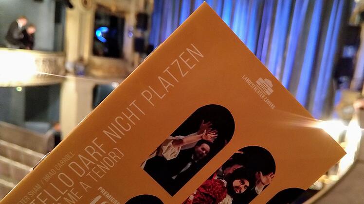 Mit stehenden Ovationen feierte das Publikum die Premiere des Musicals "Otello darf nicht platzen" am Landestheater Coburg.Foto: Jochen Berger