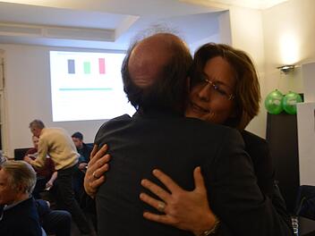 Annette Prechtel holt sich Trost bei ihrem Ehemann und Wahlkampfmanager Wolfram Weltzer. Foto: Ronald Heck