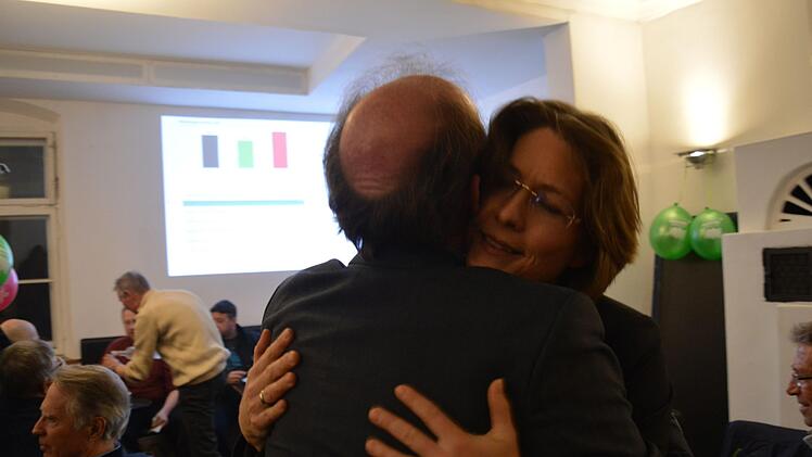 Annette Prechtel holt sich Trost bei ihrem Ehemann und Wahlkampfmanager Wolfram Weltzer. Foto: Ronald Heck