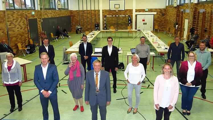 Das Bild zeigt von links (vorne) die drei Bürgermeister Felix Zwiener, Paul Steins und Kim Hübschmann, in der Mitte Monika Martin, Wilmya Zimmermann, Gisela Marquardt und Alexandra Nägel sowie (hinten) Roland Freund, Alexander Rauh, Christian Haller, Thomas Heilmann, Otto Werner und Gabriel Erner.  Foto: Dagmar Niemann