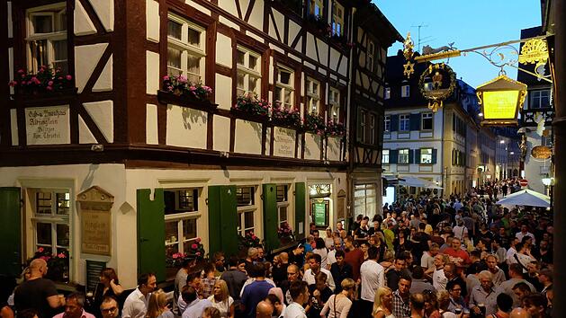 In dicht gedr&auml;ngten Menschenmassen in der Sandstra&szlig;e entwickelte sich im vergangenen Jahr eine handfeste Auseinandersetzung zwischen zwei jungen M&auml;nnern. Der Angeklagte aus Bamberg musste sich wegen versuchten Totschlags vor dem Landgericht verantworten.  Foto: Archiv/Corinna Bail