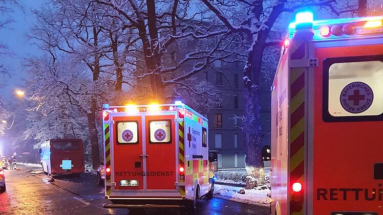 Erlangen: Auto kracht in Stadtbus - Passantin versorgt verletzten Busfahrer
